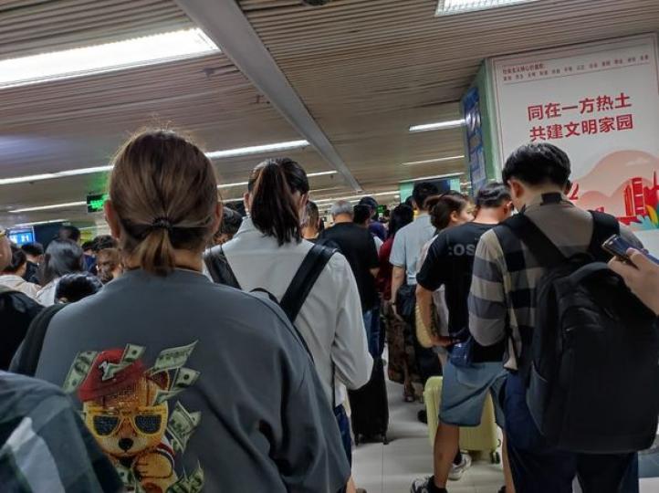 羅湖口岸往深圳方向......