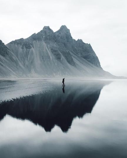 幽靜的冰島西角山，霧茫茫的畫面呈現出黑色系的冷色調...