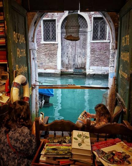 有全球最美書店美名的沉船書店...