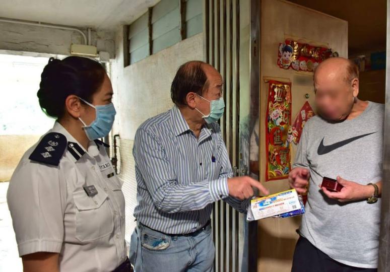 臨近中秋,東區警區人員及耆樂警訊成員於今日(9月22日)探訪筲箕灣的獨居長者,向他們傳遞防罪訊息,派發抗疫物資,並祝願他們過一個健康愉快的中秋佳節。... 臨近中秋,東區警區人員及耆樂警訊成員於今日(9月22日)探訪筲箕灣的獨居長者,向他們傳遞防罪訊息,派發抗疫物資,並祝願他們過一個健康愉快的中秋佳節。...