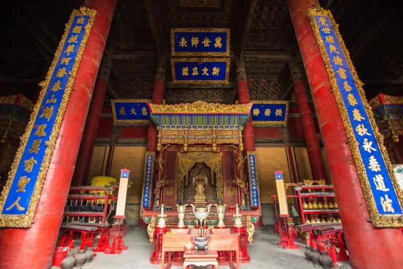 (10月5日)是國際教師節,數最能代表中國的教師,當然是孔子。公元1684年,康熙帝南巡幸駕曲阜,親至孔子故居,賜御筆「萬世師表」,懸在大成殿上,自從「萬世師表」,就成為孔子的最佳代稱了。
陳育陞/攝... (10月5日)是國際教師節,數最能代表中國的教師,當然是孔子。公元1684年,康熙帝南巡幸駕曲阜,親至孔子故居,賜御筆「萬世師表」,懸在大成殿上,自從「萬世師表」,就成為孔子的最佳代稱了。
陳育陞/攝...