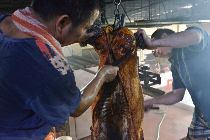 東頭燒豬是一種廣東龍江鎮知名的燒臘，龍江當地的烤豬業歷史悠久...