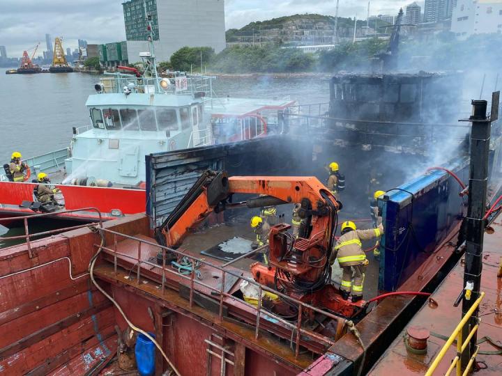 一艘停泊於油塘觀塘仔灣的船隻（8月24日）上午9時39分發生火警，消防處正進行滅火行動...