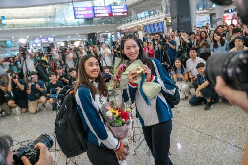 "Sword Queen” and Olympic gold medalist Vivian Kong Man-wai... "Sword Queen” and Olympic gold medalist Vivian Kong Man-wai...