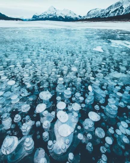 奇特又唯美的「絕美氣泡冰湖」畫面超酷...