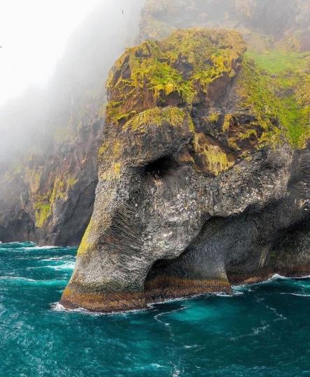 巨大岩石看起來好像一隻在喝水的大象...