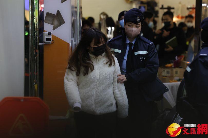 香港六男女涉賣煽動刊物及物品被捕...