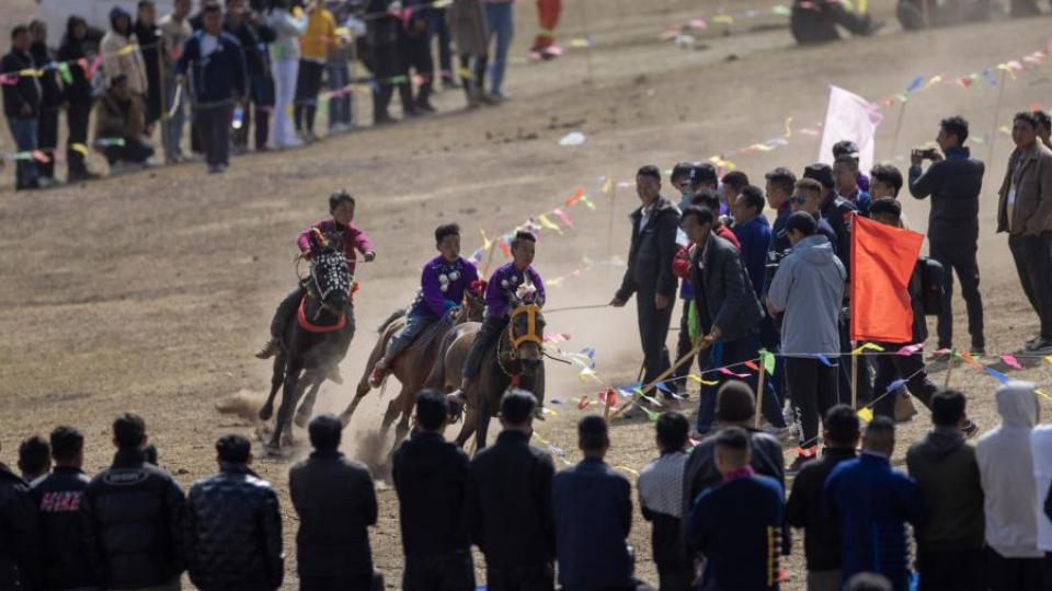 四川涼山：傳統彝族賽馬比賽舉行...