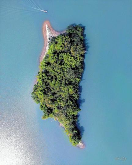 非人工的台灣輪廓小島，隱身在六甲夢之湖的湖面上...
