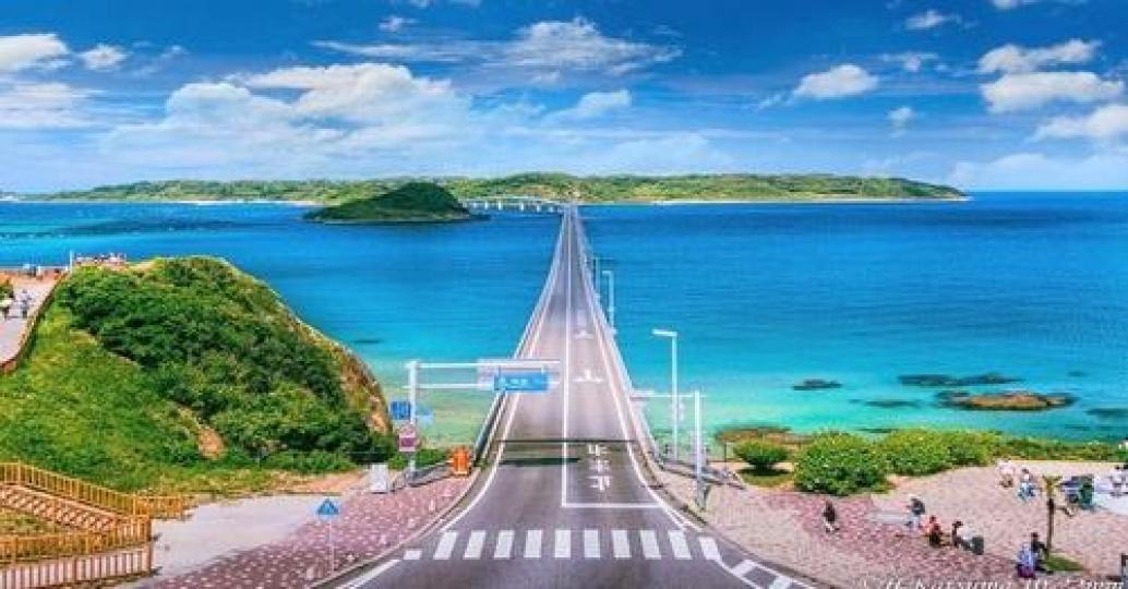 大橋漂浮在湛藍海面上，真的是世界上最浪漫的公路之一...