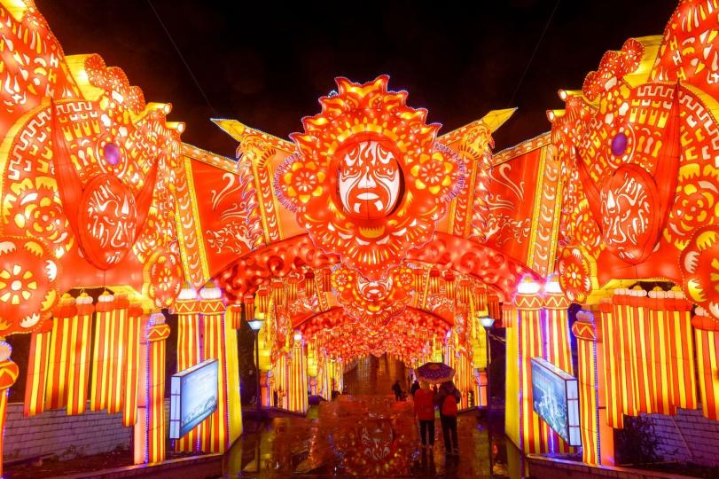 每年的春節至元宵節期間，四川省自貢市會舉辦一項大型民俗文化活動── 自貢燈會...