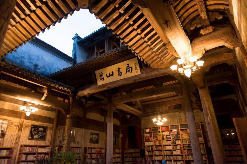 近年中國不少「最美書店」由舊建築改建而成...