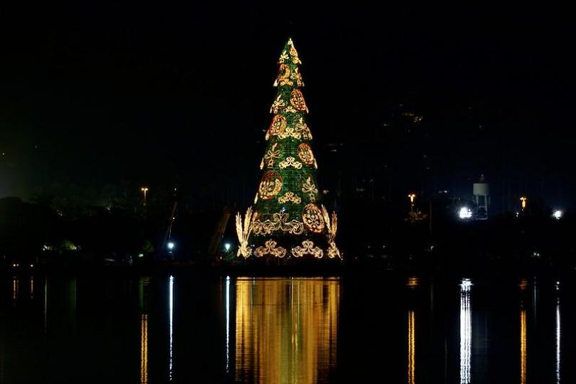 巴西里約熱內盧漂浮湖
水上的聖誕樹,這棵破世
界金氏紀錄的世界最大
水上漂浮聖誕樹高85米
相當於29層樓高,發射
五彩繽紛各種燈光圖案
和烟火,大受游客和巴
西人歡迎。...
