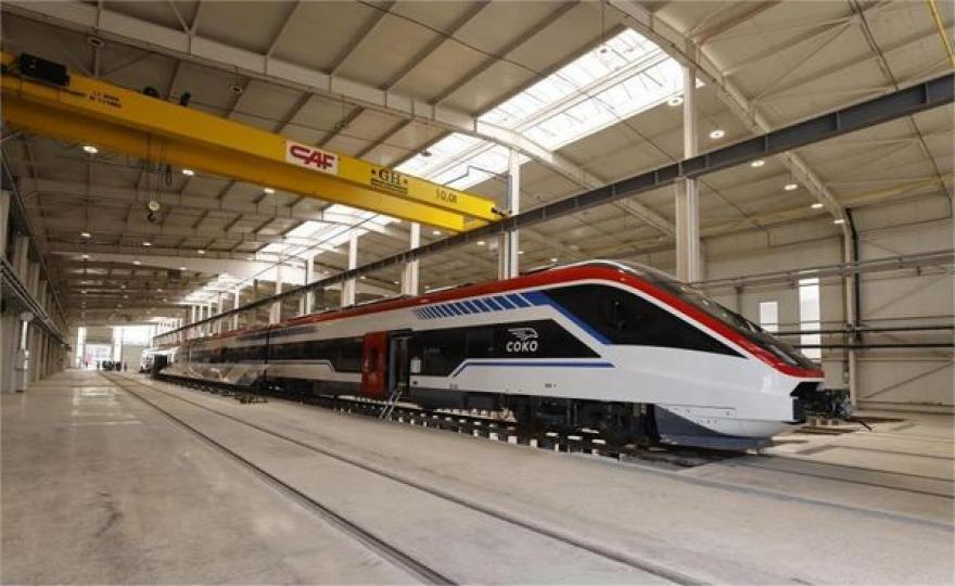 中國研製的匈塞鐵路高速動車組在塞爾維亞首次亮相...