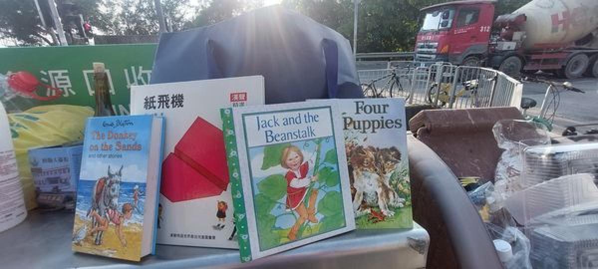 回收箱上一袋新淨兒童書...