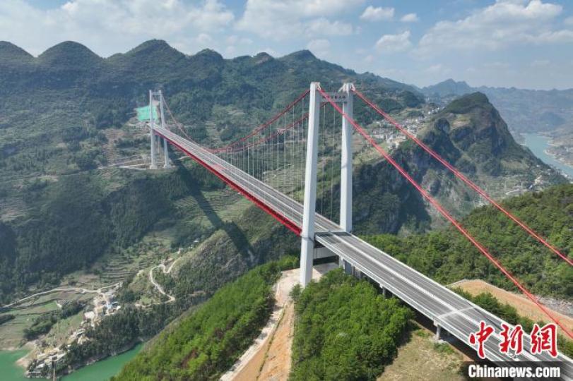 ...全球首個高低塔單側無樁基礎大跨度懸索橋建成通車...