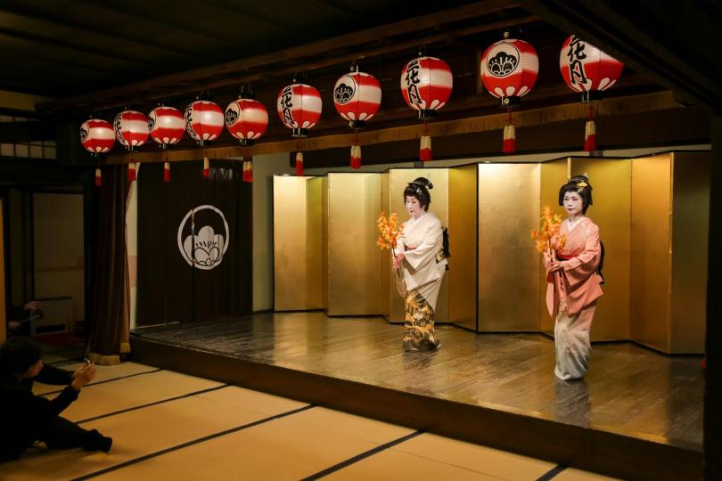 【日本傳統舞蹈注重細膩與個人】日本傳統舞蹈強調由狹小舞台展現的獨特氣氛，可謂別具特色。和服對肢體動作的限制，也為日本舞蹈帶來明顯的藝術局限性（劉莉生攝）...