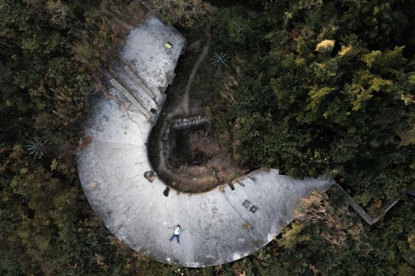 和平年代,山嶺為平民百姓遊山玩水、消遣享樂的好去處;在戰爭年代,高低起伏的山巒卻搖身一變成為保家衛土的天然屏障... 和平年代,山嶺為平民百姓遊山玩水、消遣享樂的好去處;在戰爭年代,高低起伏的山巒卻搖身一變成為保家衛土的天然屏障...