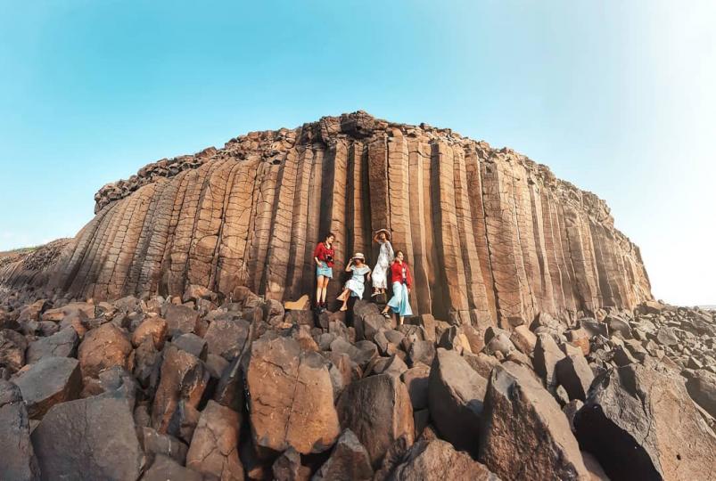 火山熔岩冷卻後形成的壯觀玄武岩柱...