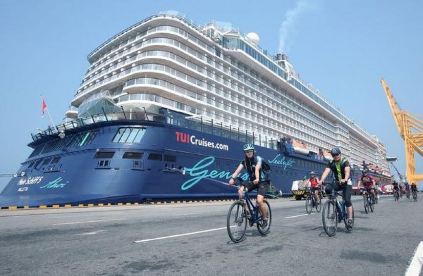 A luxury cruise ship arrived in Sri Lanka with 2,000 tourists...