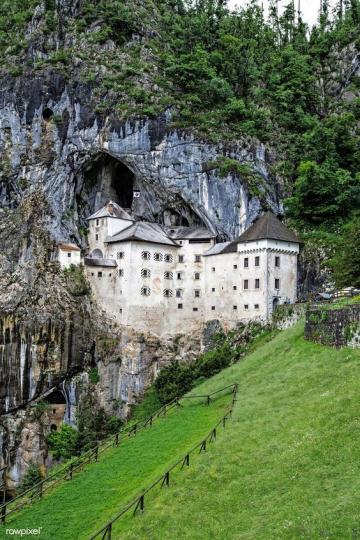 洞窟城堡原意是指在洞穴之前，是個鑲嵌在123公尺懸崖峭壁上的城堡...