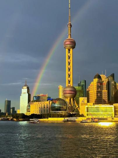 雨后的上海外滩，遇见彩虹......