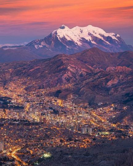 在玻利維亞拉巴斯山丘上，望去遠處昏黃的山城景色，金黃帶點橘紅的色彩，迷人到難以忘懷...