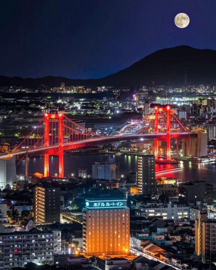 以日本夜景遺產著名的高塔山公園，夜晚時遠方大橋與城景相伴...