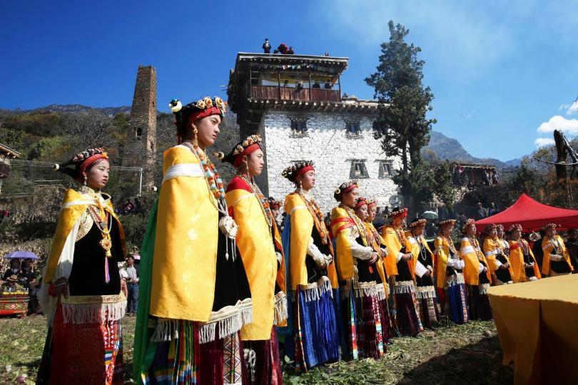 藏族分支之一——嘉絨藏族圖：嘉絨女孩穿上嘉絨傳統藏裝（肖飇攝）...