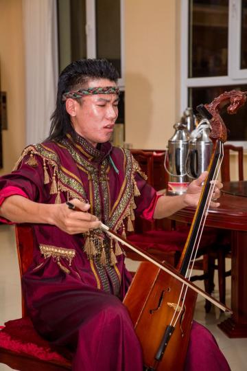 馬頭琴是蒙古族常見弓弦樂器...