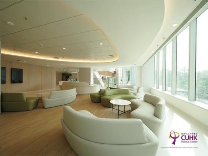中大醫院大樓的設計，採用柔和的燈光、舒適的座椅加上開揚的窗户...