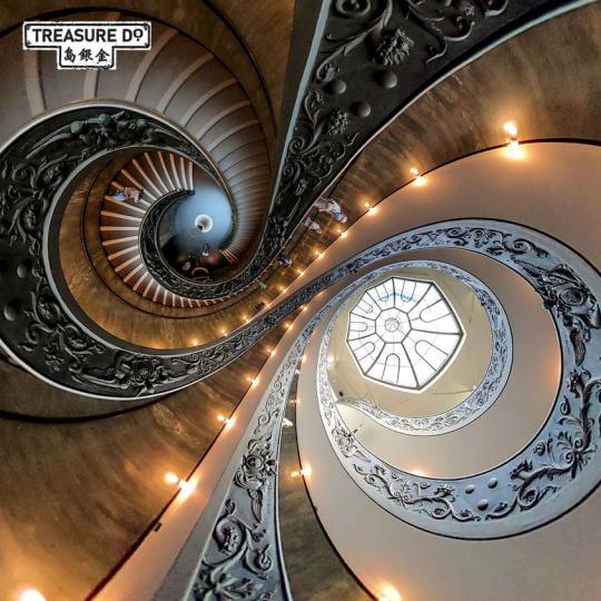 這裡是聞名於世，位於梵蒂岡博物館內的旋轉樓梯Escalera Momo...