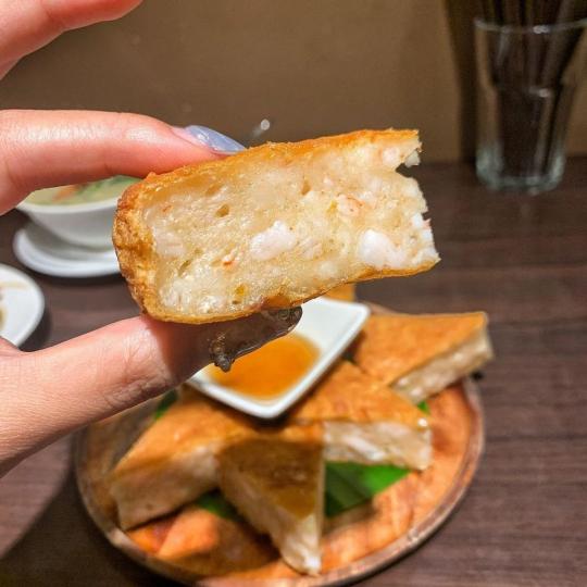 隱身在小巷中的泰獅泰式料理，最有名的就是厚厚月亮蝦餅！...