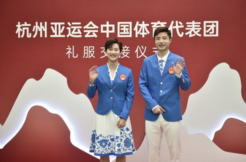 亞運會中國代表團星辰藍禮服亮相...