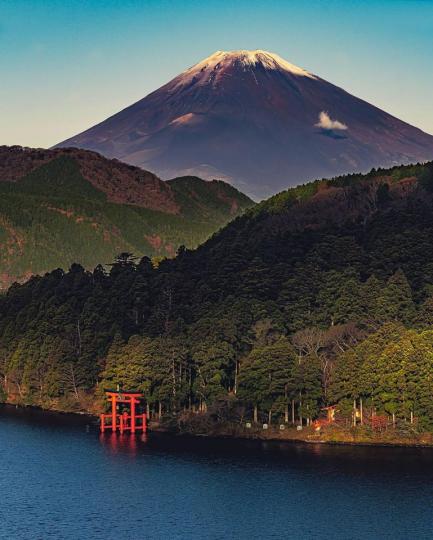 從蘆之湖這面往外看，箱根神社周圍的湖景山景實在太迷人...
