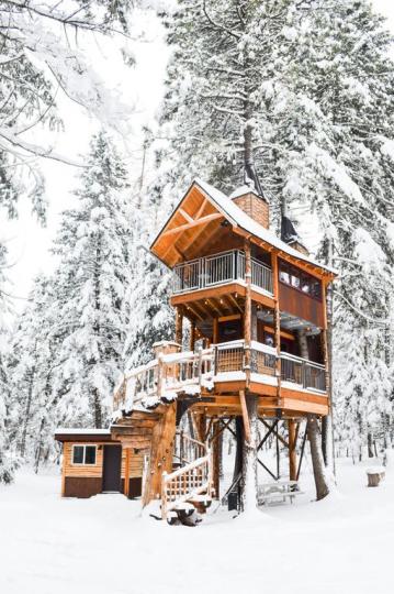 在雪中打造「超美雙層樹屋」...