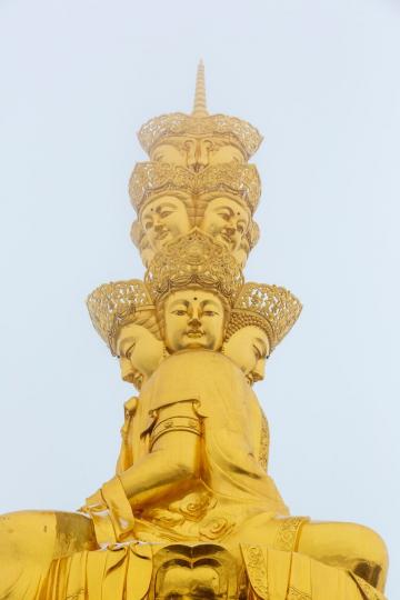 峨眉山金頂是峨嵋山上最高的佛教寺院...