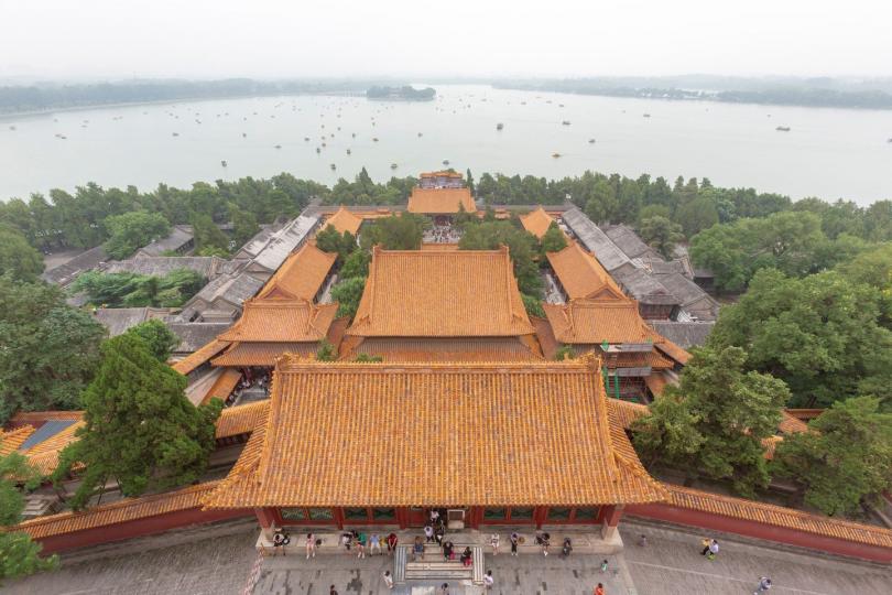 北京的地勢西北高、東南低,西北郊位處西山山脈跟平原的交接處,地多丘陵,風景秀麗,地下水源亦充足,自然成為築園的首選之地... 北京的地勢西北高、東南低,西北郊位處西山山脈跟平原的交接處,地多丘陵,風景秀麗,地下水源亦充足,自然成為築園的首選之地...