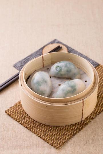 潮州粉粿是潮州地區頗具特色的傳統小食,以花生、韮菜碎、豬肉碎、蝦米等為餡料,以澄麵作皮包好,隔水蒸製而成,佐以辣椒油食用更增添風味。... 潮州粉粿是潮州地區頗具特色的傳統小食,以花生、韮菜碎、豬肉碎、蝦米等為餡料,以澄麵作皮包好,隔水蒸製而成,佐以辣椒油食用更增添風味。...