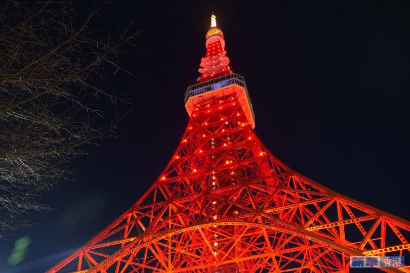 1月21日，日本東京塔亮起「中國紅...
