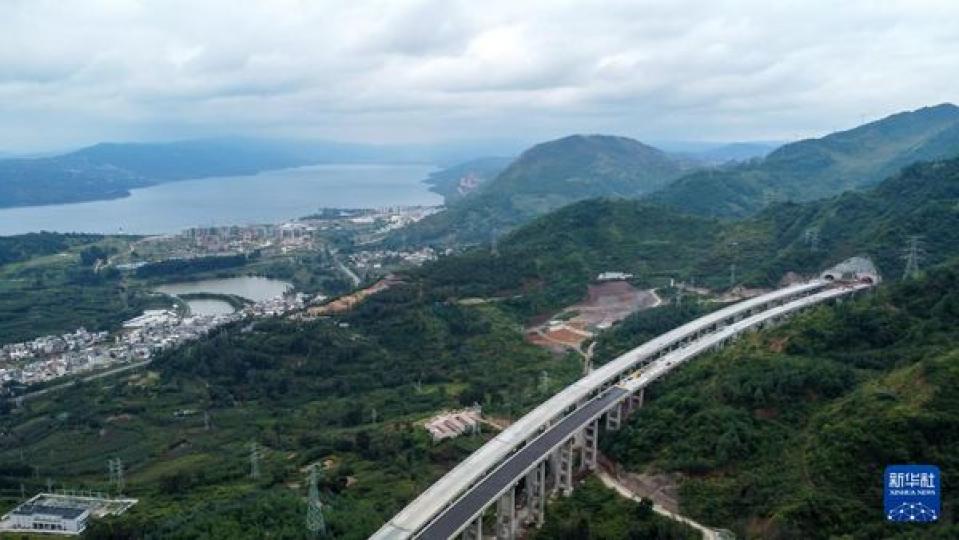 雲南三清高速公路（昆明段）開始橋面系施工...