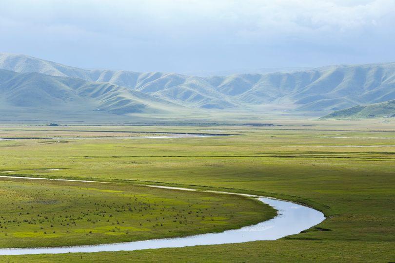 在一望無際的四川紅原草原上，河流蜿蜒而過，畫出一道優美的弧線...
