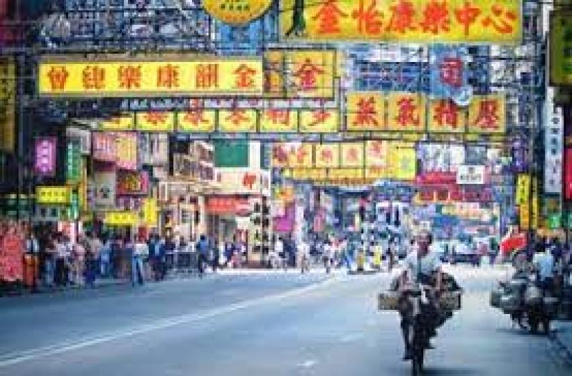 上海街是香港一條富有特色的老街道...