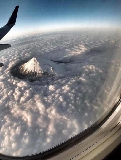 飛機上拍下的富士山畫面...