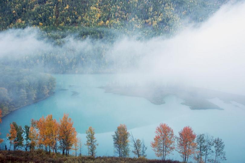 新疆阿勒泰布爾津縣的喀納斯湖晨霧繚繞...