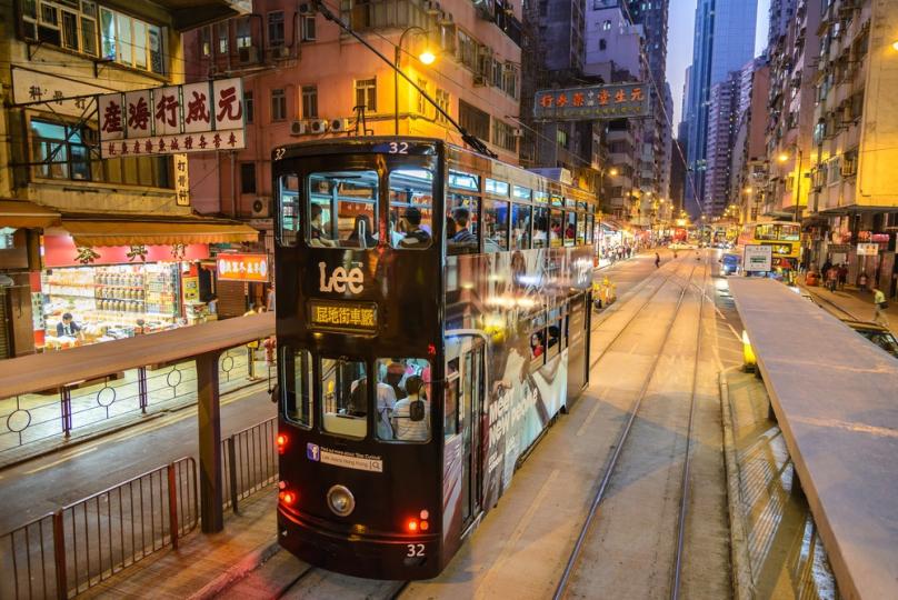 登上叮叮車🚃，穿梭香港島的繁華街景...