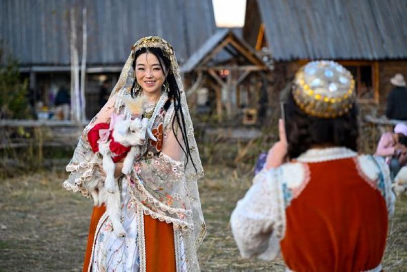 Tourists are attracted to Hemu village...
