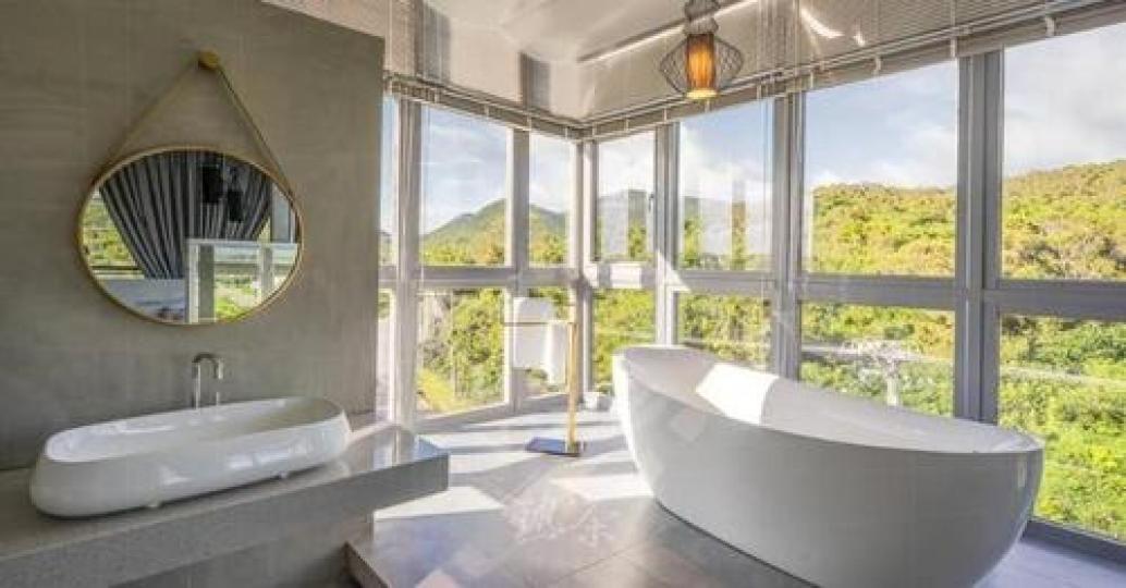 玻璃圍繞的浴室超浪漫......