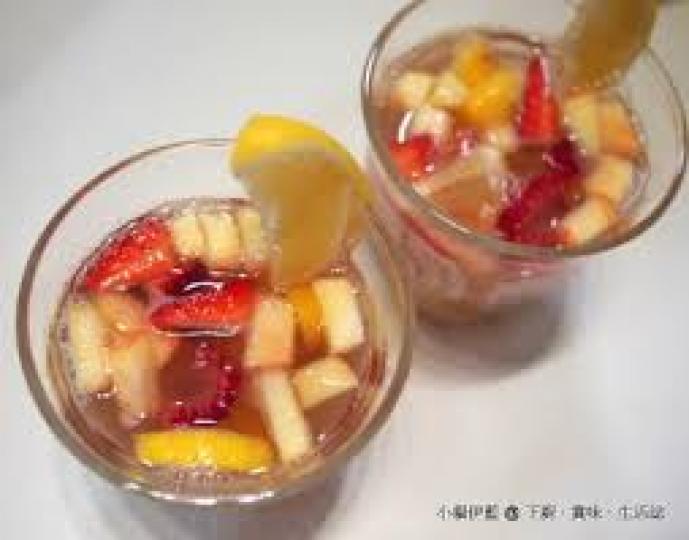 天氣熱,Weekend出街輕鬆食個tea,飲杯冰涼雜果賓治放鬆下都幾開心!「賓治」係源自英文「punch」,本指一種雞尾酒;但一般冰室或茶餐廳喺無酒牌下,係用果汁做基底,再加入雜錦水果而成,絕不含任何... 天氣熱,Weekend出街輕鬆食個tea,飲杯冰涼雜果賓治放鬆下都幾開心!「賓治」係源自英文「punch」,本指一種雞尾酒;但一般冰室或茶餐廳喺無酒牌下,係用果汁做基底,再加入雜錦水果而成,絕不含任何...