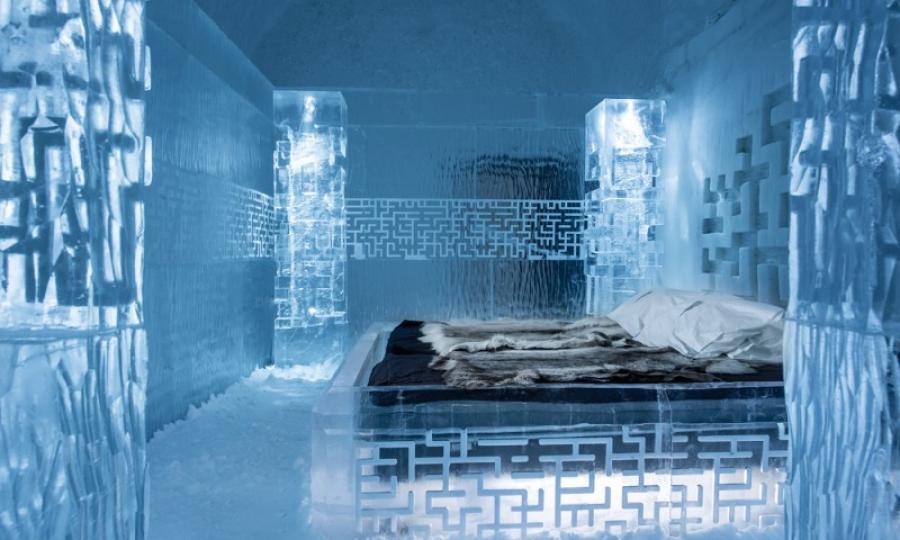 透明水藍的房間，看起來就超冷超有科技感...